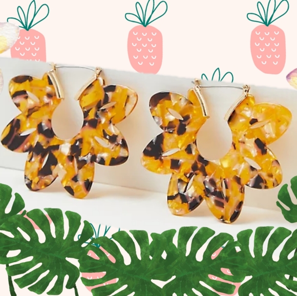 TORTOISESHELL RESIN FLORAL STATEMENT EARRINGS - Picture 3 of 3